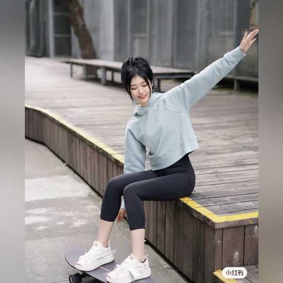 Lululemon Loungeful Cropped Hoodie
Silver Blue - Picture 4 of 10